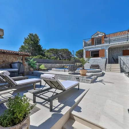 Pinia Villa Drvenik Mali